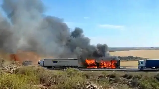Colas de hasta 8 kilómetros en la N-II por el incendio de un camión