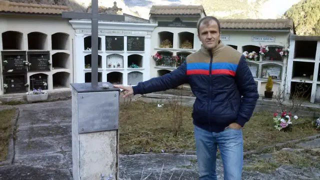 Maxi Campo junto a la Cruz en memoria de Mosén Bruno en el Cementerio de Saravillo