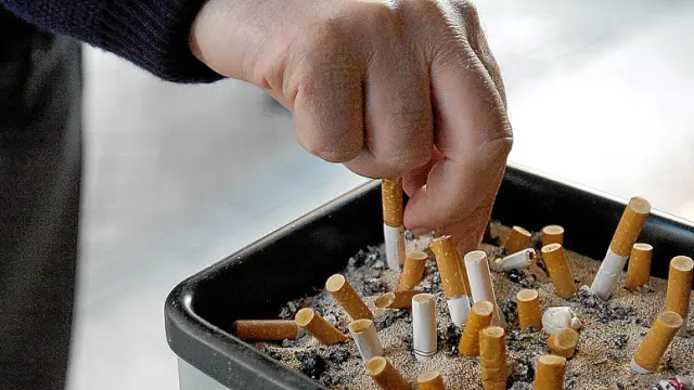 Johnson fumó de uno a tres paquetes de cigarrillos diarios durante más de 20 años