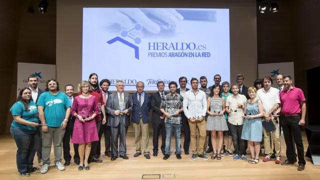Foto de familia de los galardonados en los premios Aragón en la Red