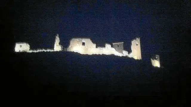 El castillo de Montearagón, con iluminación nocturna.