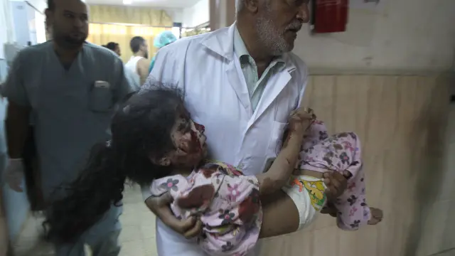Un médico palestino traslada a una niña herida en Khan Yunis