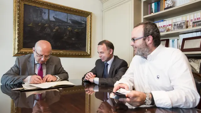 El notario Honorio Gómez, Christian Lapetra y Fernando Sainz de Varanda, en la constitución de la Fundación Zaragoza 2032.