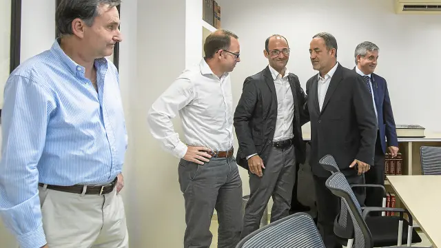 Carlos Iribarren, Christian Lapetra, Fernando Rodrigo, Agapito Iglesias y el notario Juan Antonio Yuste.