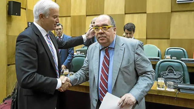 El portavoz del PP, Eloy Suárez (izquierda), con el concejal de Deportes, Roberto Fernández.
