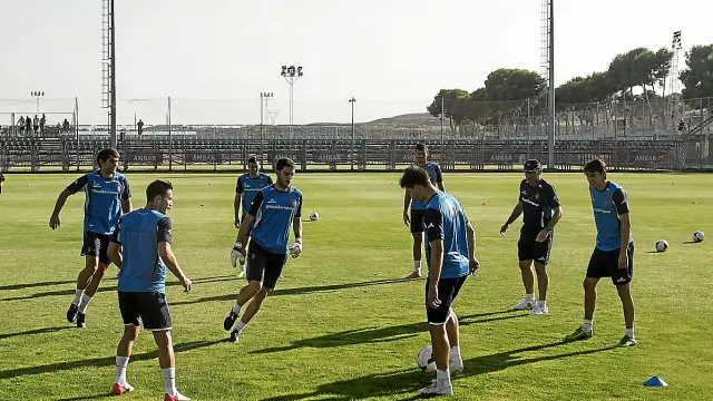Fernández (a la izquierda, de espaldas, con botas rosas y blancas), Álamo (en el centro, el último al fondo de la imagen) y Paglialunga (a la derecha de la foto), en un entrenamiento de la semana pasada.