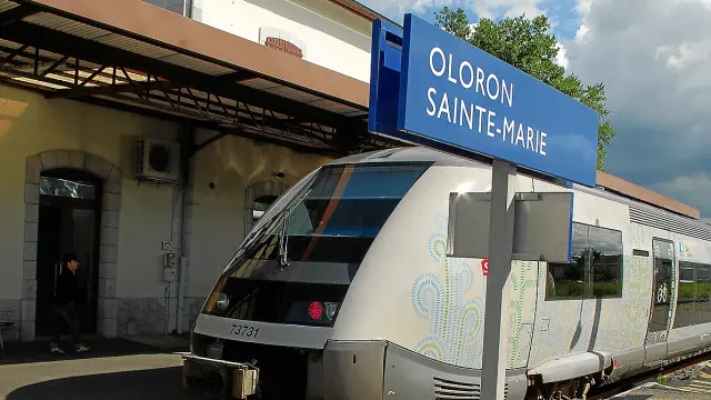 El tren regional Pau-Olorón volvió a circular ayer (en la foto) tras cerrarlo el 15 de abril.