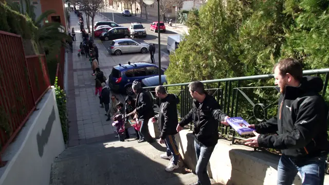 Cadena humana de vecinos de Parque Goya para la puesta en marcha de la actual biblioteca vecinal