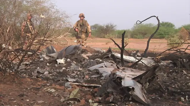 Restos del avión siniestrado en Mali