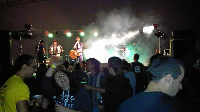 El grupo '13 Krauss', de Zaragoza, en plena actuación en el festival Carrasca Rock de Ejulve.