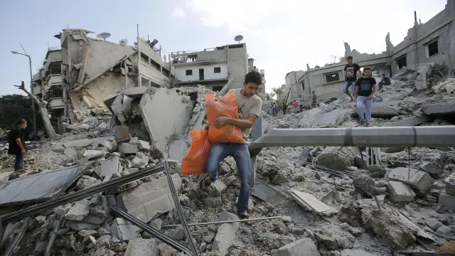 Un palestino, entre las ruinas de un edificio