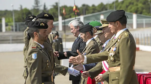 Autoridades militares y el delegado del Gobierno entregaron condecoraciones, ayer en Castillejos.