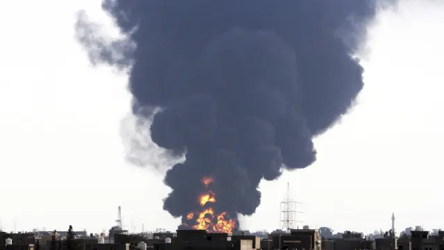 Un misil provocó un incendio en el aeropuerto de Trípoli
