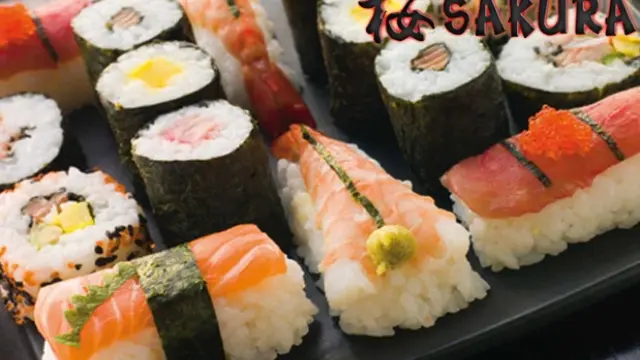 Bandeja de sushi en el restaurante Sakura