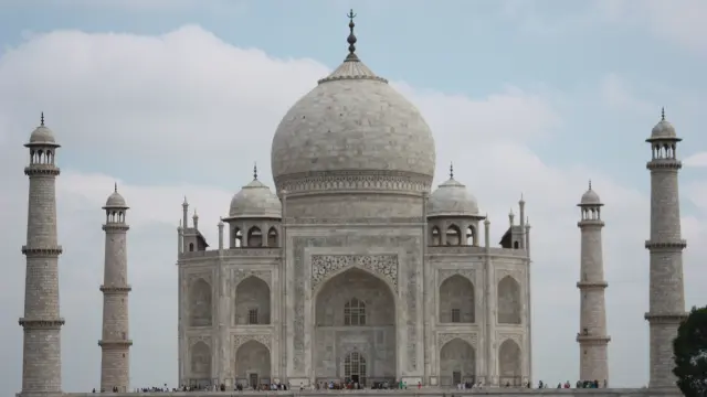Agra es conocida como la ciudad del Taj Mahal, situado a orillas del río Yamuna.