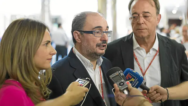 Lambán con Sumelzo y Carlos Pérez, los dos aragoneses que forman parte de la nueva ejecutiva del PSOE.