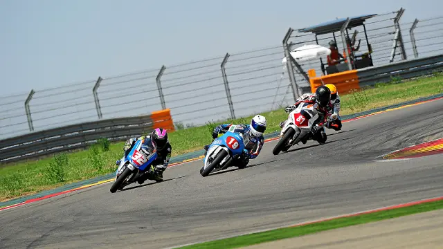 Tres pilotos de la carrera de Pre Moto 3 disputada ayer en el trazado de Motorland.