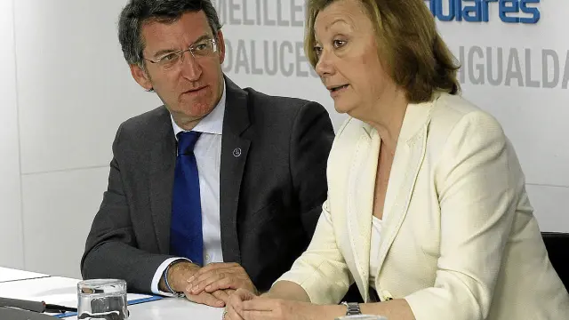 La presidenta Rudi, ayer, junto a su homólogo gallego, Alberto Núñez Feijóo, en una reunión del PP.