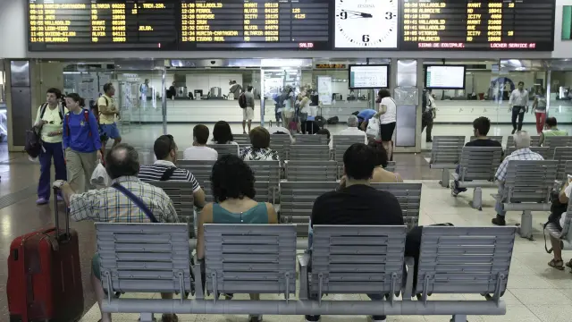 Viajeros esperando el tren en una estación de Madrid