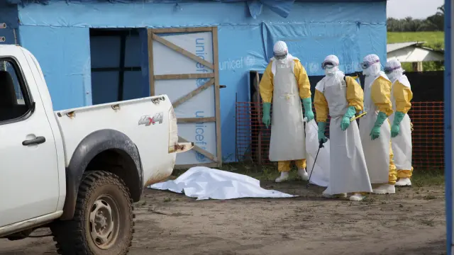 Un grupo de trabajadores sanitarios en una de las zonas infectadas de Liberia