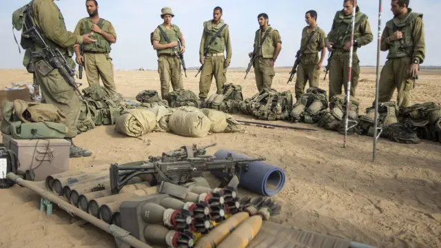 Un grupo de soldados de Israel, junto a la munición