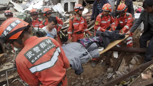 Los equipos de rescate ya trabajan en la zona del terremoto