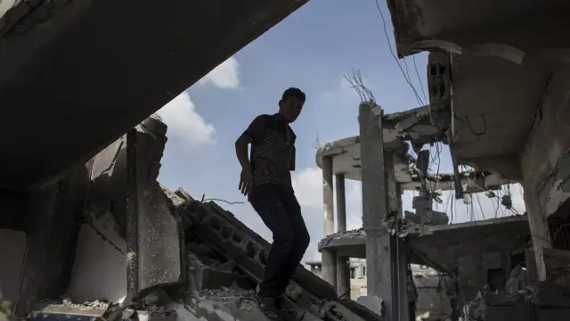 Un palestino evalúa los daños de su casa, en el norte de Gaza