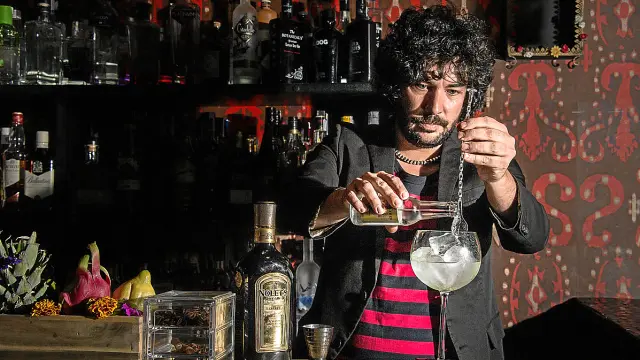 Óscar Vicente, también conocido como Antílope, preparando un gin tonic de Nolet's Dry Gin The Reserve