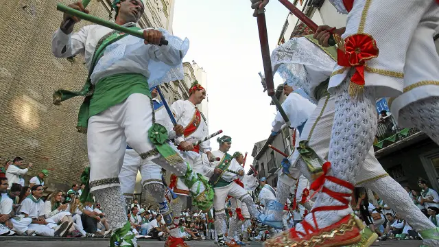 Huesca vibra abarrotada con los danzantes y la procesión