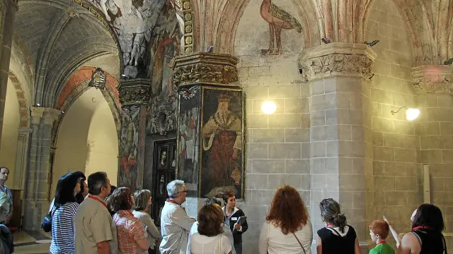 Un grupo de visitantes, en la catedral, durante la visita con los cinco sentidos.