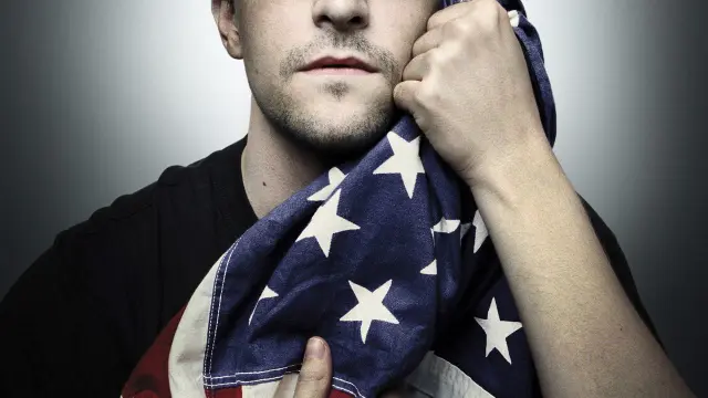Al comienzo de la entrevista Snowden se sentía nervioso ante la idea de posar con la bandera