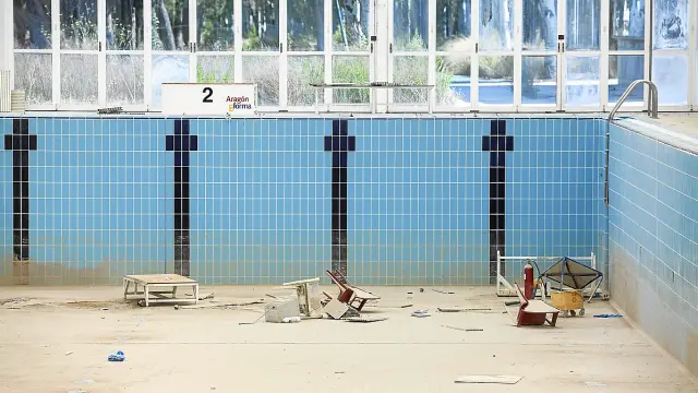Banquetas y extintores dentro de la única piscina olímpica cubierta de titularidad pública de Zaragoza.