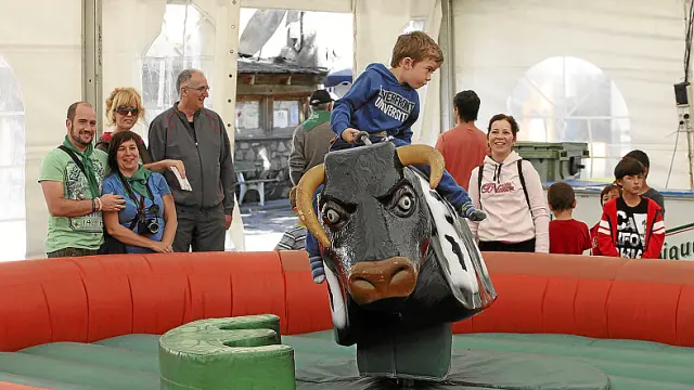 El toro mecánico es el rey de las atracciones infantiles.