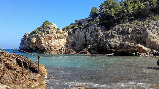 Cala de Deià, una de las pocas calas de la costa norte de la isla de Mallorca.