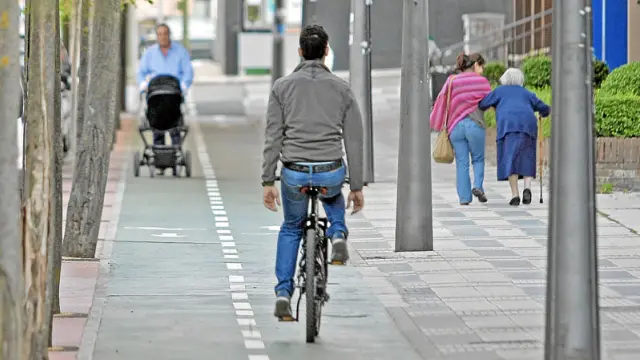 Usuarios del carril bici en Mariano Vicén