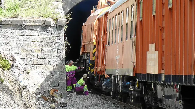 . Operarios del ADIF, trabajaron ayer por la mañana para encauzar el vagón en los raíles y sacarlo del túnel, donde todavía quedan otras tres tolvas cargadas.