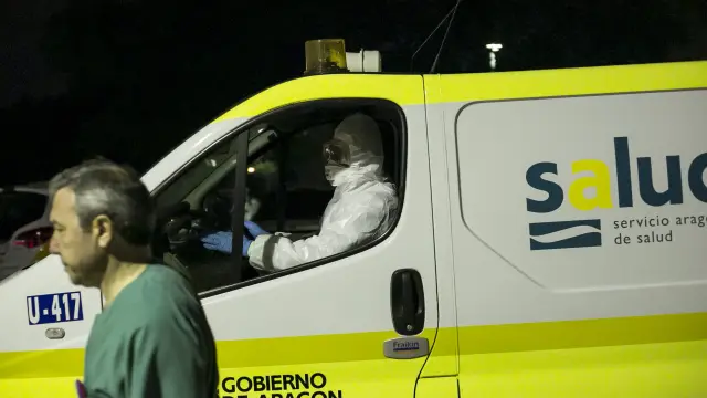 Momento en el que la ambulancia que trasladaba al paciente sospechoso de tener ébola llega al Royo Villanova