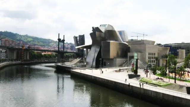 La ría de Bilbao, a su paso por el Guggenheim