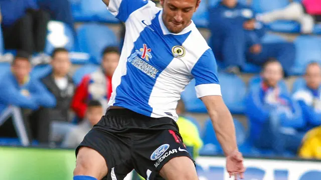 Eldin Hadzic remata a gol en un partido del Hércules la temporada pasada.