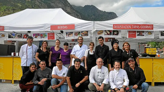 Foto de grupo de los cocineros participantes en la Zona Gourmet