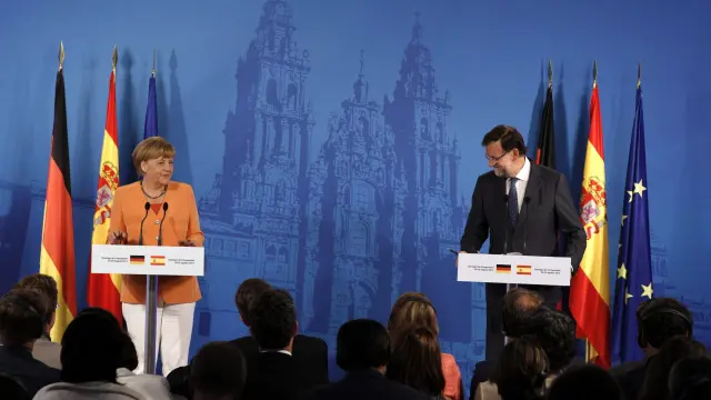 Rajoy y Merkel en la reunión celebrada en Santiago