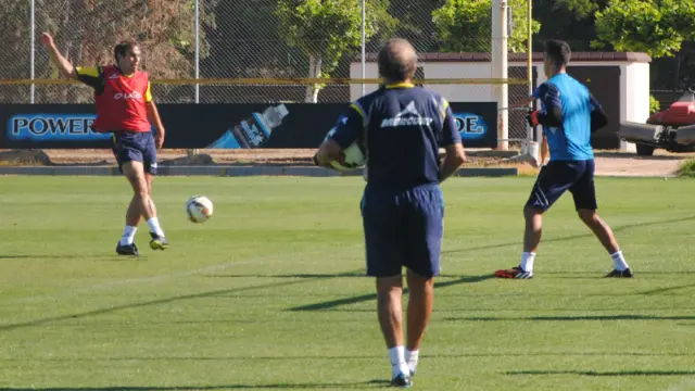 Víctor Muñoz entrena la puntería con los atacantes del Real Zaragoza