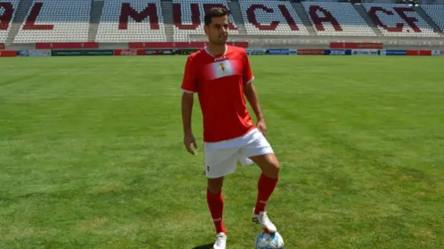 Dorca posa con la camiseta del Real Murcia