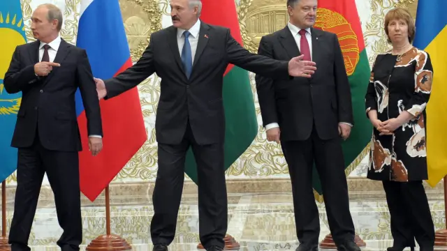 Poroshenko y Putin constatan el cumplimiento del alto el fuego en Ucrania