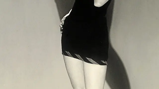 Un retrato de Lee Miller, con bañador largo, en los años 30.