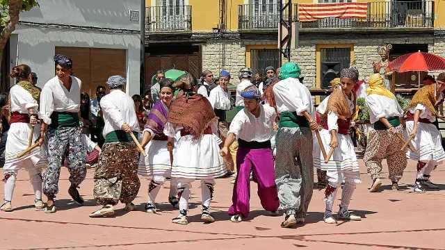 La formación de danzantes de Bujaraloz en el día grande de sus fiestas .