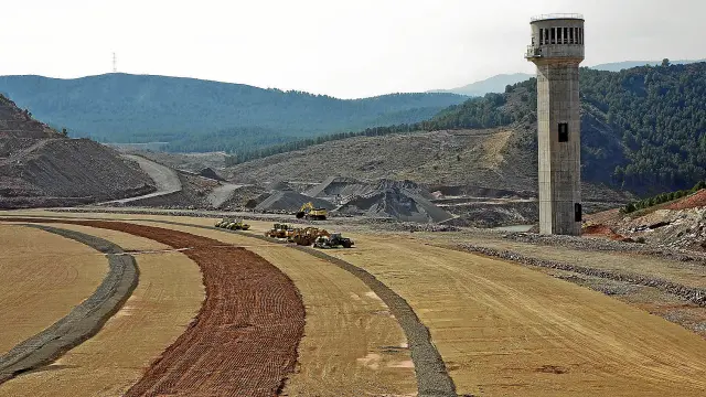La construcción del embalse de Mularroya se detuvo en marzo del año pasado. Desde entonces las máquinas permanecen paradas.