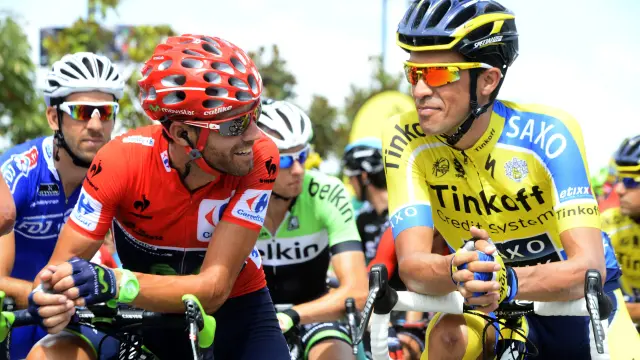 Valverde y Contador charlan en la salida