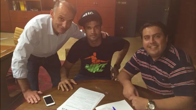 Willian José firmando contrato con el Real Zaragoza