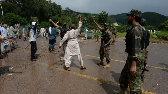 Los manifestantes pakistaníes son dispersados por los soldados en una imagen de archivo